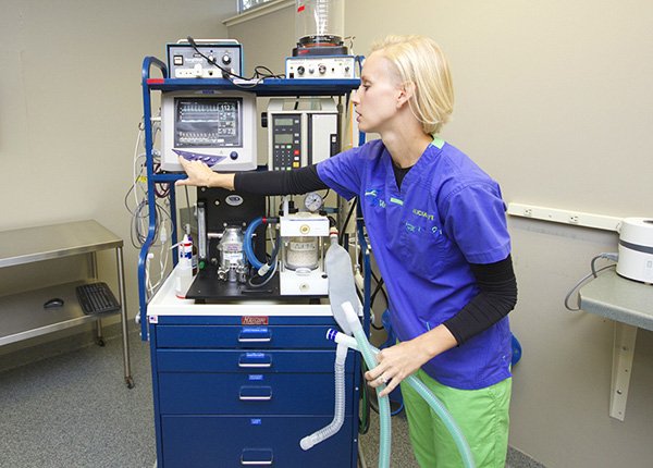 alicia-hansen An Anesthesia team member in action